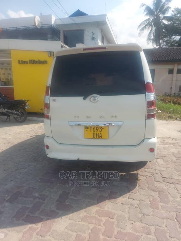 Toyota Voxy 2004 White