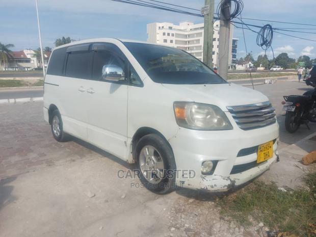Toyota Voxy 2004 White