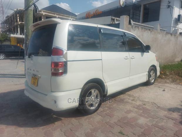 Toyota Voxy 2004 White