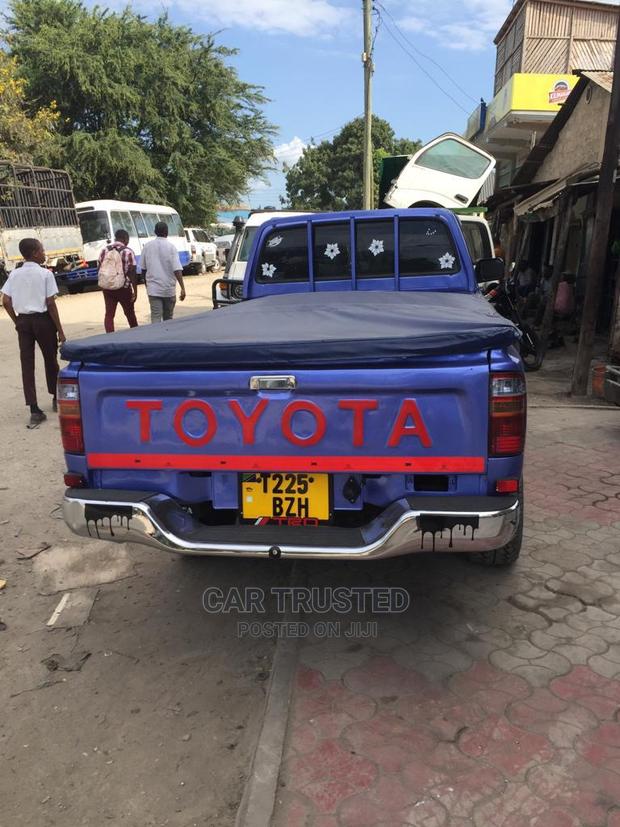 Toyota Hilux 2000 Blue