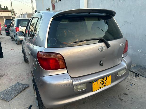 Toyota Vitz 2002 Gray