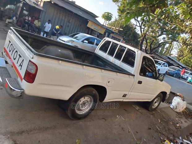 Toyota Hilux 1999 White