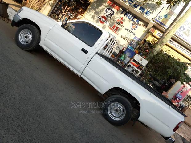 Toyota Hilux 1999 White