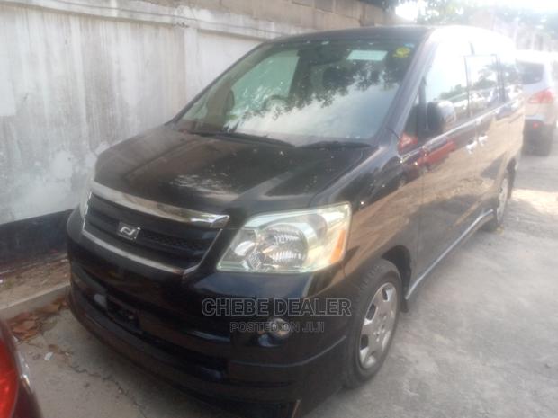 Toyota Noah 2.0 AWD (8 Seater) 2005 Black