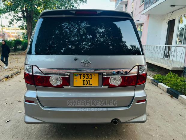 Toyota Alphard 2004 Gold