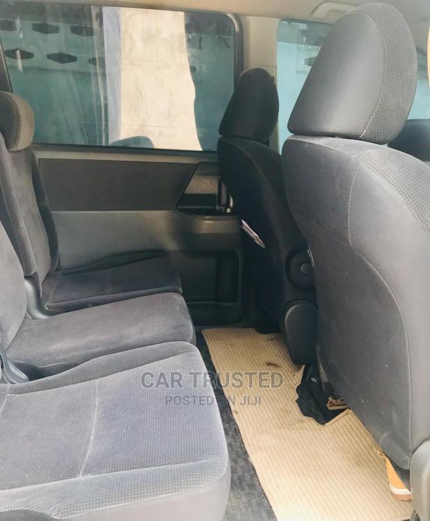Toyota Noah 2.0 143hp FWD (7 Seater) 2010 Silver