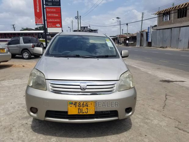 Toyota Raum 1.5 AWD 2004 Gold
