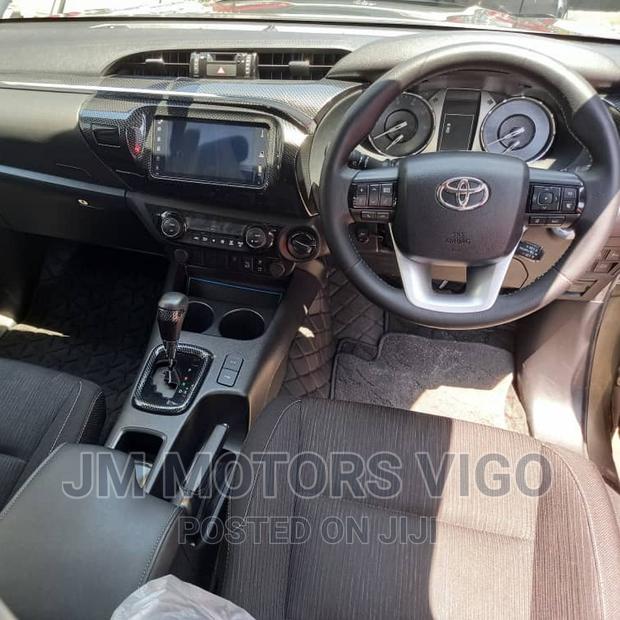 Toyota Hilux 2020 Gray