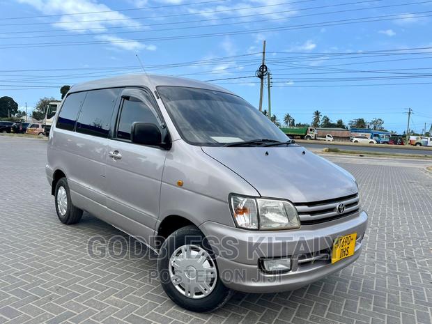 Toyota Noah 2001 Silver