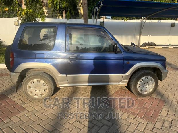 Mitsubishi Pajero Junior 2000 Blue