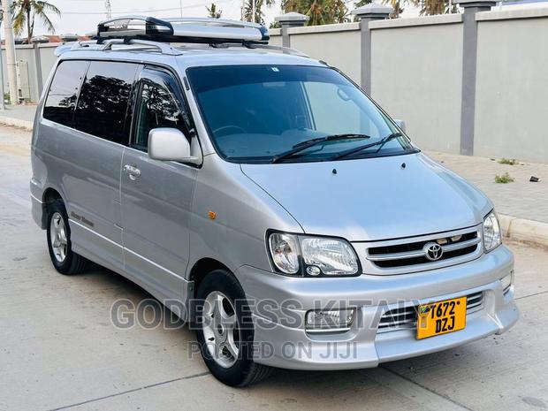 Toyota Noah 2001 Silver