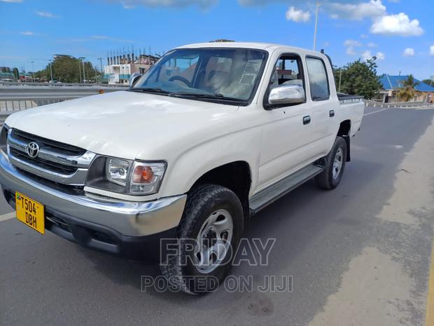 Toyota Hilux 2000 White