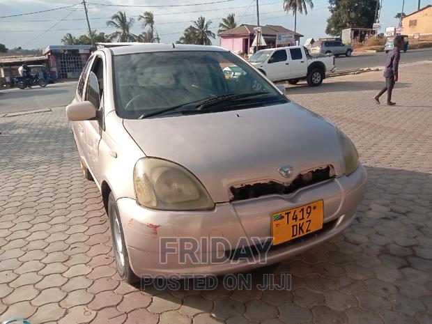 Toyota Vitz 2000 Pink