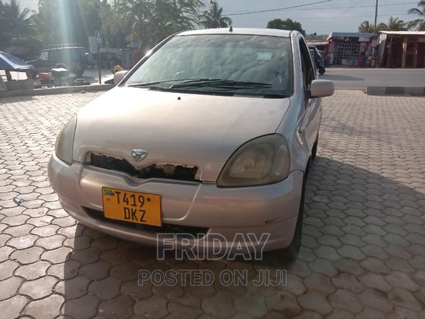 Toyota Vitz 2000 Pink