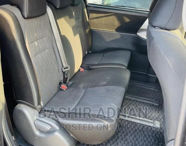 Toyota Noah 2.0 143hp FWD (7 Seater) 2011 Gray