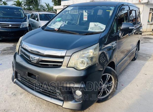 Toyota Noah 2.0 143hp FWD (7 Seater) 2011 Gray