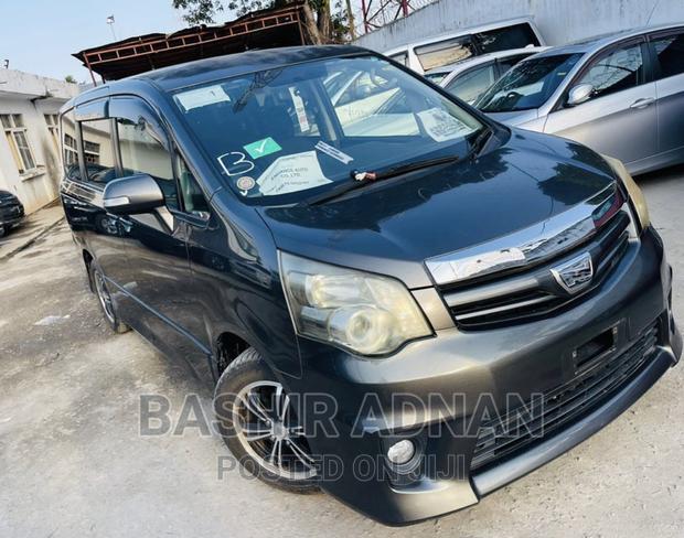 Toyota Noah 2.0 143hp FWD (7 Seater) 2011 Gray