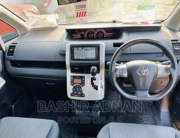 Toyota Noah 2.0 143hp FWD (7 Seater) 2011 Gray