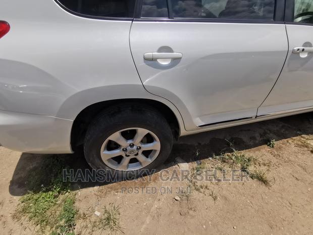 Toyota Vanguard 2010 White