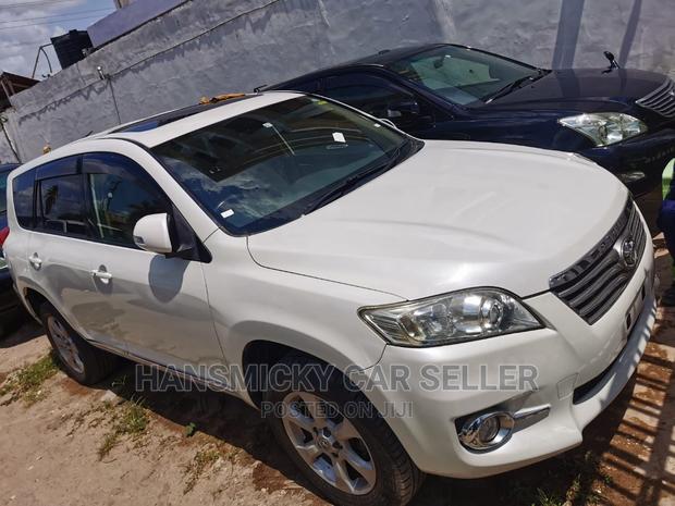 Toyota Vanguard 2010 White