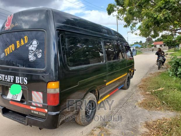 Toyota HiAce 1999 Black