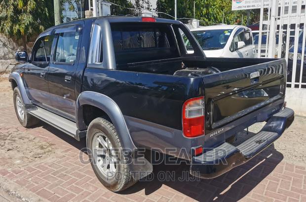 Toyota Hilux 2001 Black