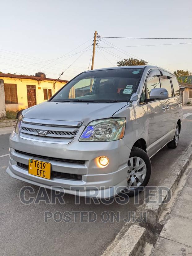 Toyota Noah 2.0 AWD (8 Seater) 2004 Silver