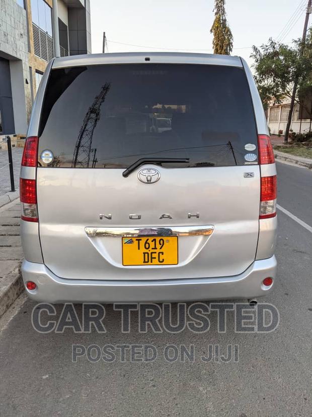 Toyota Noah 2.0 AWD (8 Seater) 2004 Silver