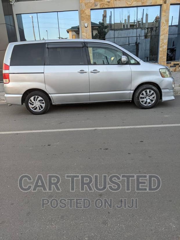 Toyota Noah 2.0 AWD (8 Seater) 2004 Silver