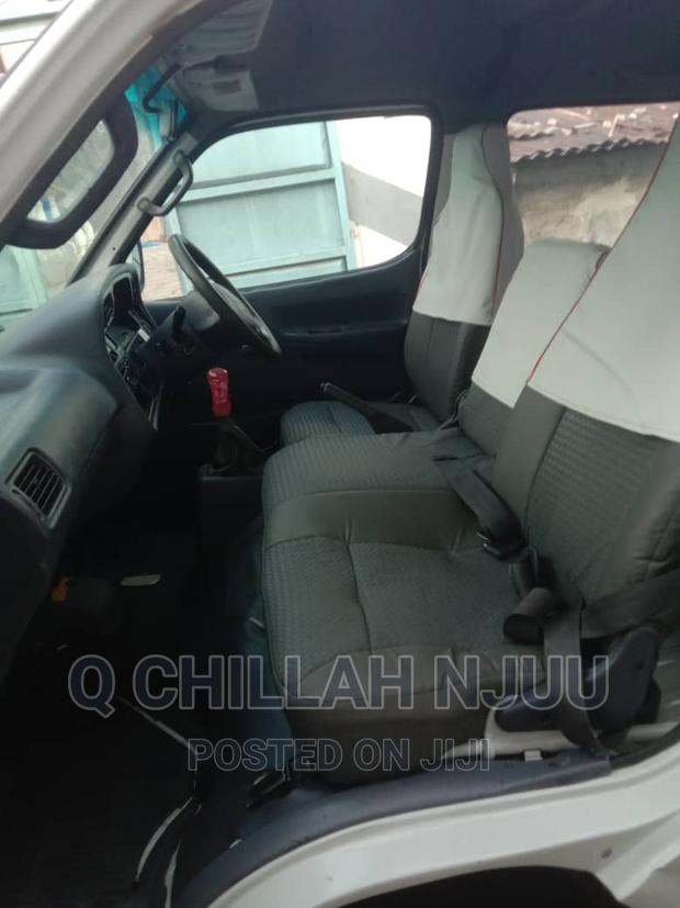 Toyota HiAce 2000 White