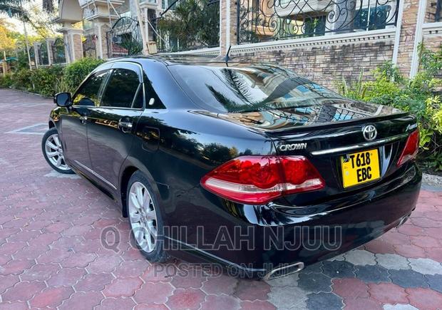 Toyota Crown 2010 Black