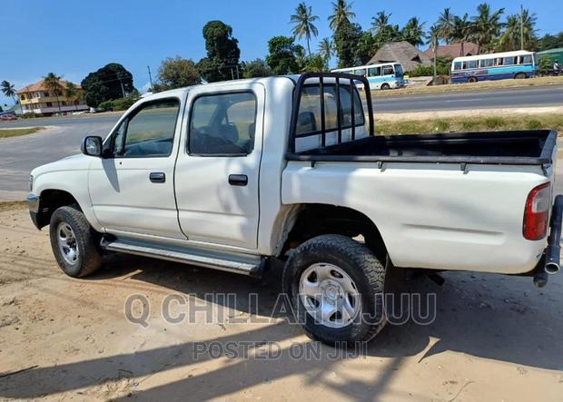 Toyota Hilux 2000 White
