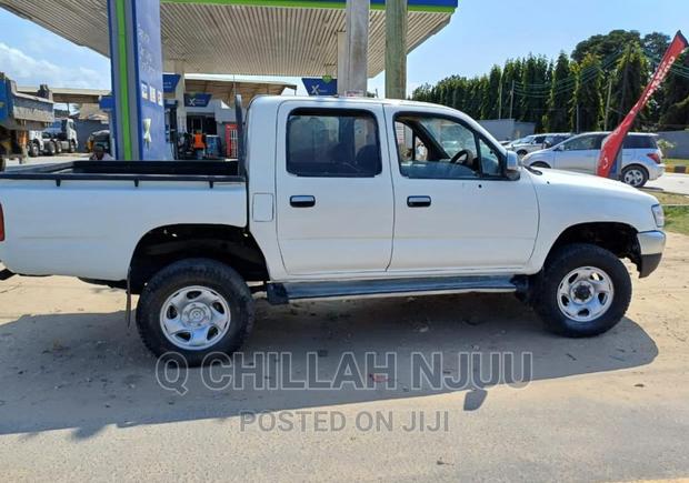 Toyota Hilux 2000 White