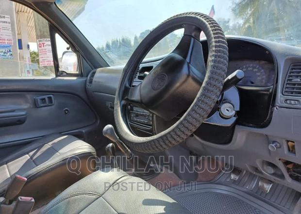 Toyota Hilux 2000 White