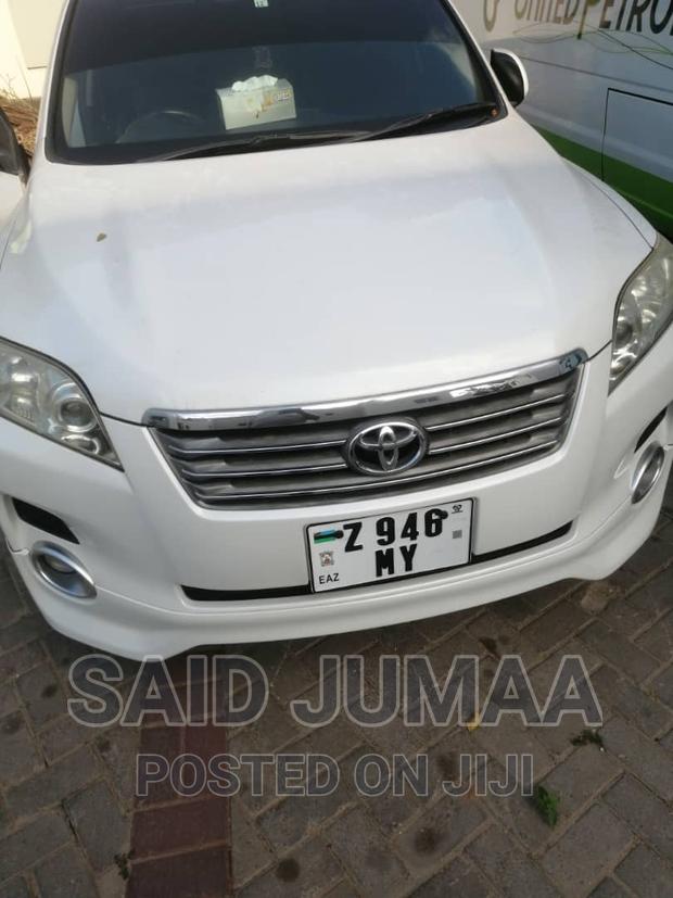 Toyota Vanguard 2012 White