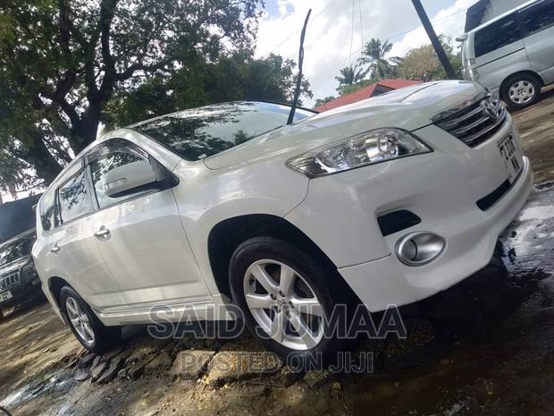 Toyota Vanguard 2010 White