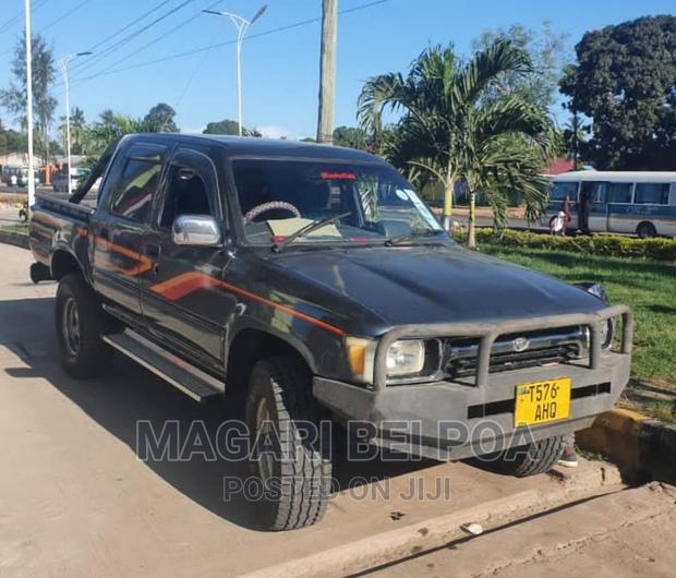 Toyota Hilux 2001 Black