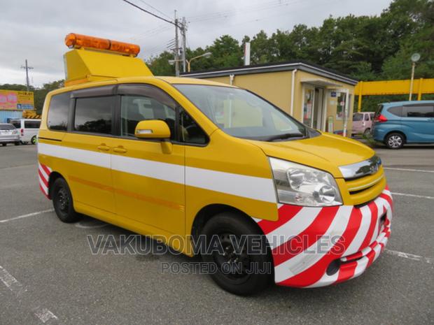 Toyota Noah 2010 Yellow