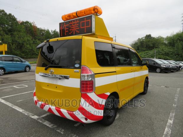 Toyota Noah 2010 Yellow