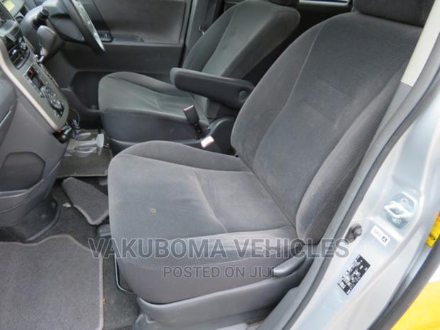 Toyota Noah 2010 Yellow
