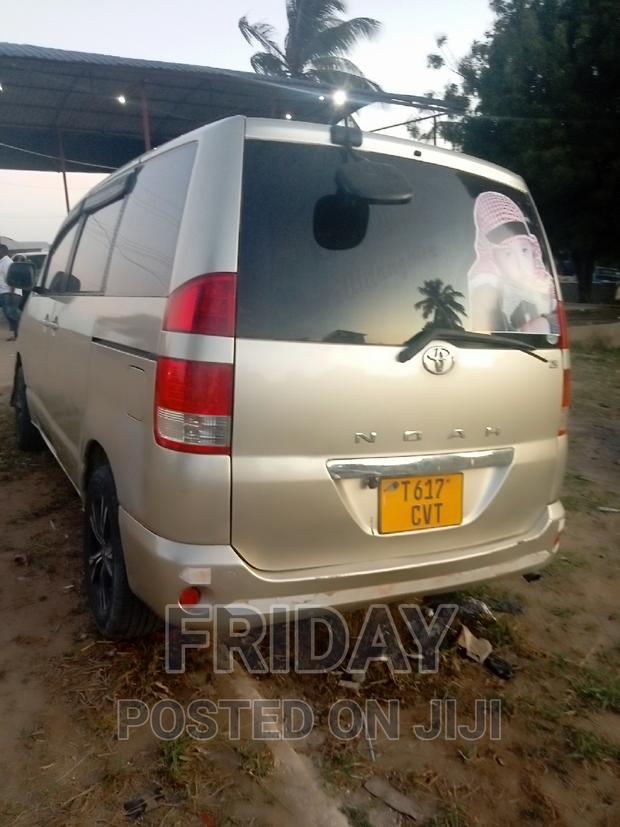 Toyota Noah 2004 Gold