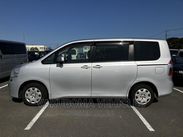 Toyota Noah 2007 Silver
