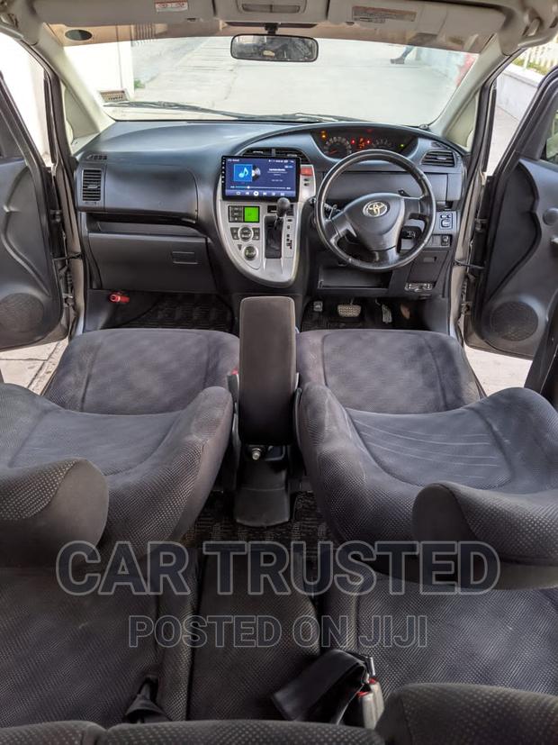 Toyota Ractis 1.5 AWD 2006 Gray