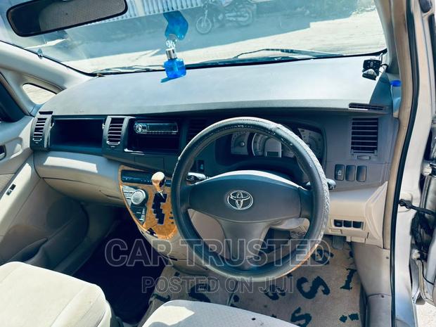 Toyota ISIS 1.8 L 2005 Silver