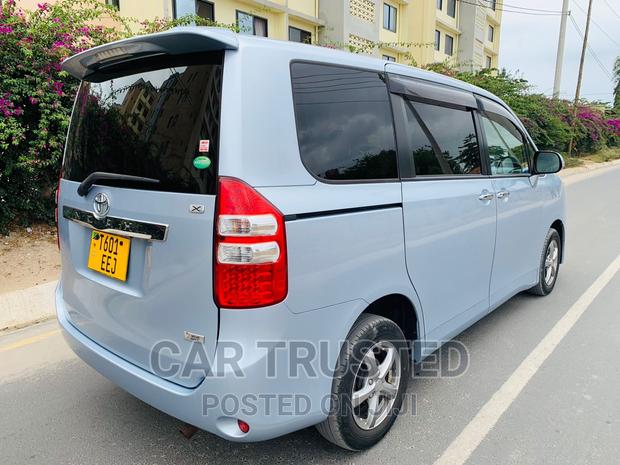 Toyota Noah 2.0 158hp AWD (7 Seater) 2012 Silver