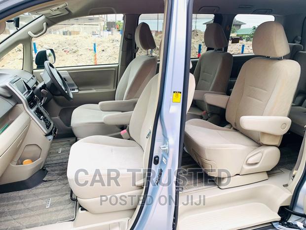 Toyota Noah 2.0 158hp AWD (7 Seater) 2012 Silver
