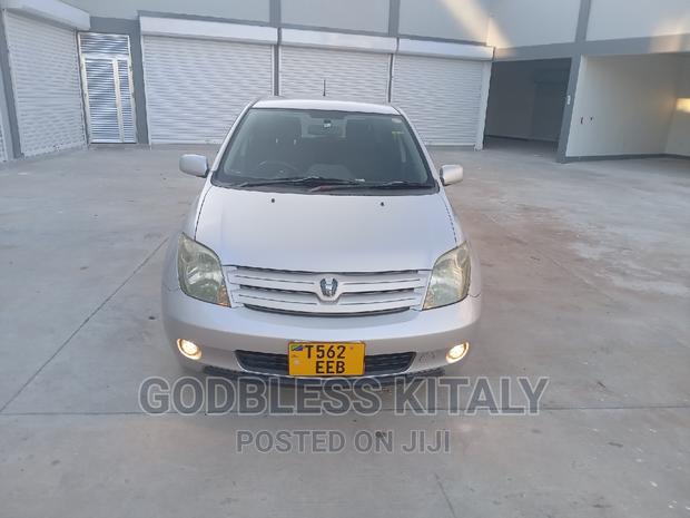 Toyota IST 2004 Silver