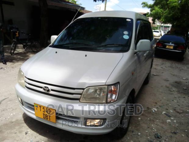Toyota Noah 2.0 AWD (8 Seater) 2001 White