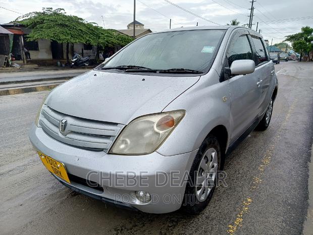 Toyota IST 2004 Silver
