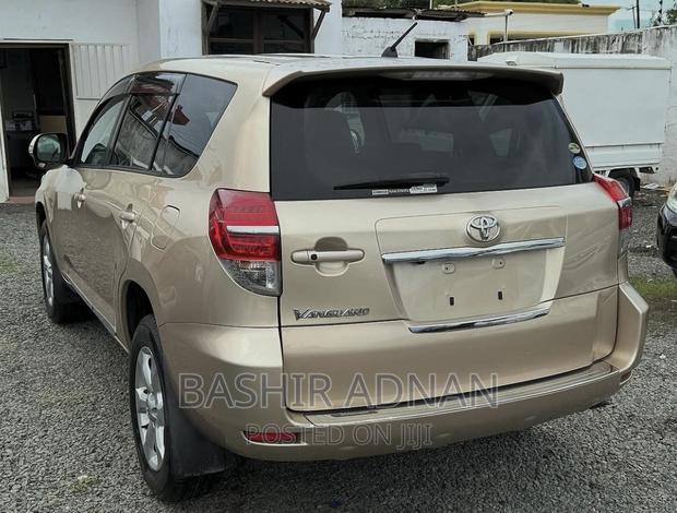 Toyota Vanguard 2010 Gold